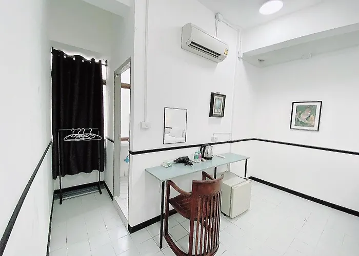 Bob House Hualumphong - หัวลำโพง *